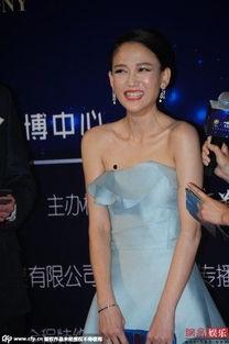 穿抹胸裙的明星,抹胸裙下的明星风采瞬间